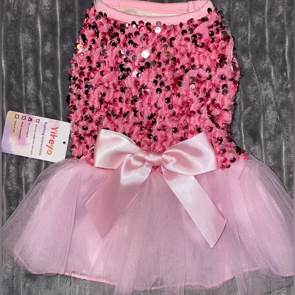 YIKEYO DOG DRESS I THINK A SMALL DOG BUT NOT A MINIATURE SEE MEASUREMENTS.